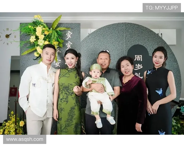 申京爸爸携俩儿子共度温馨时光，家庭幸福感满满，网友笑称为字宝贝约宝贝新传奇